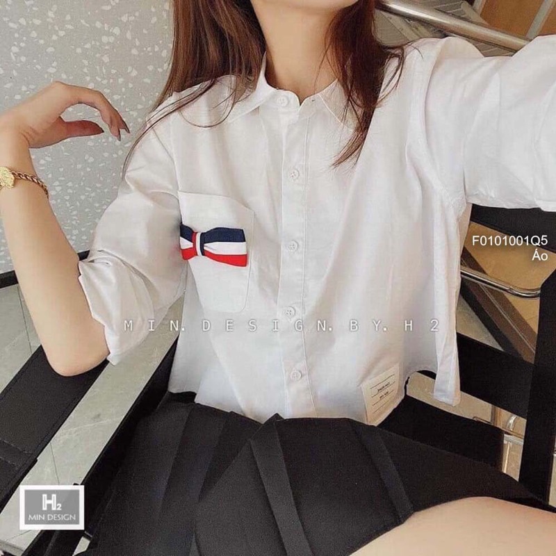 Áo sơ mi Thom trắng một túi đính nơ form lửng tay dài hàng QC