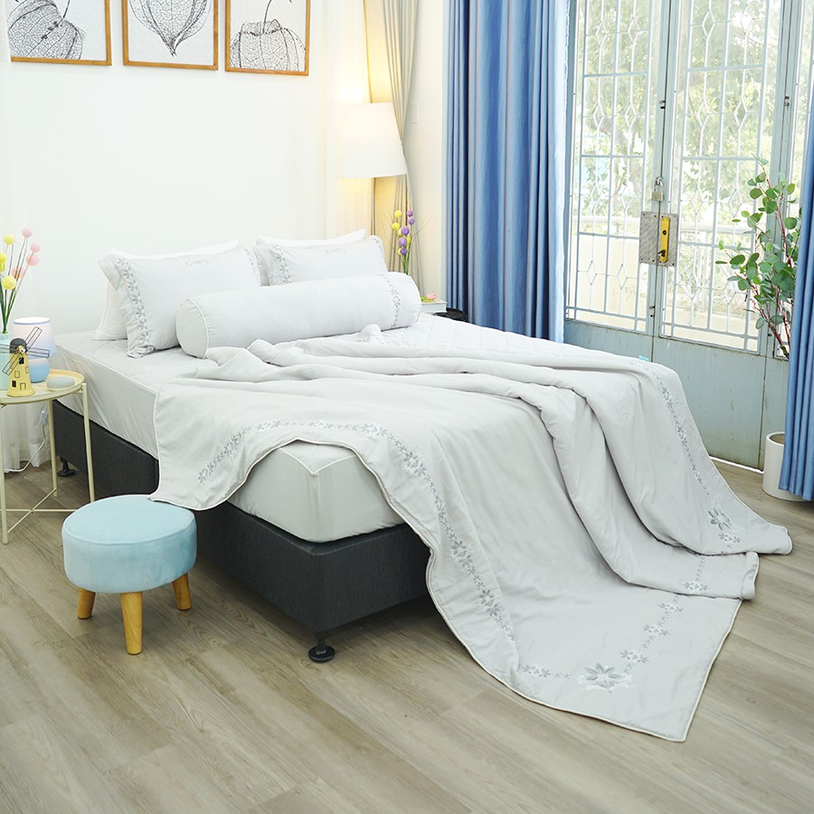 Chăn bốn mùa K-bedding By Everon Màu Xám KMTS106 Microtencel Thêu Họa Tiết (200x220cm)