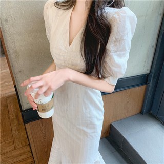 đầm đuôi cá dáng dài cổ V dịu dàng