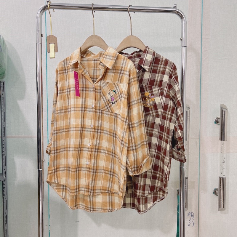 Áo sơ mi kẻ form rộng dài tay, Áo kiểu kẻ caro thêu hình dáng dài SM9533 - NhiNhi Shop