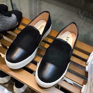 Giày lười thể thao màu đen