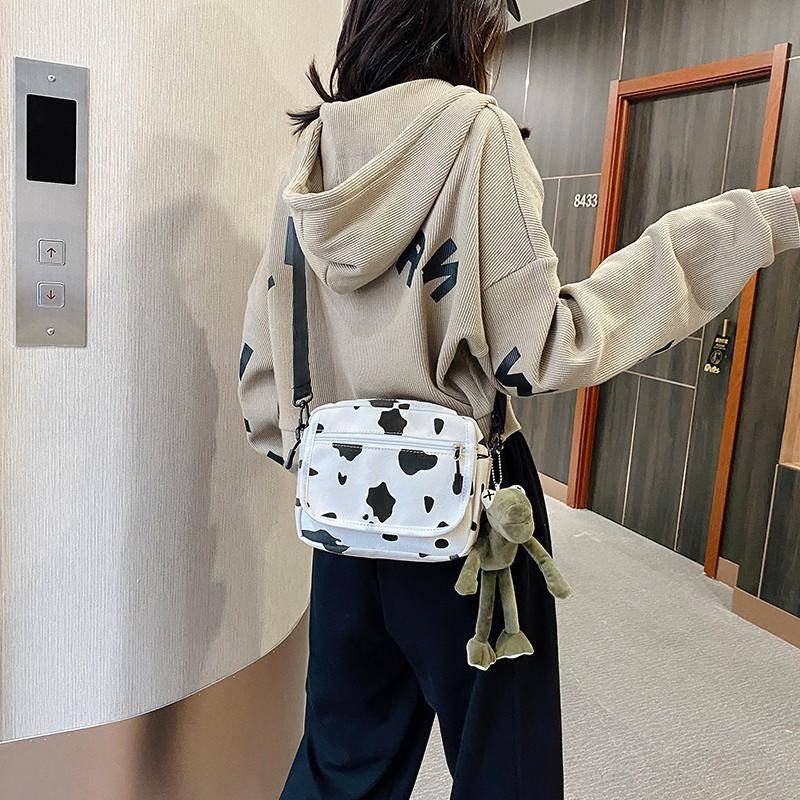 Túi Đeo Chéo Vải Canvas Dáng Vuông Nhỏ Họa Tiết Bò Sữa Phong Cách Đường Phố Mới Cho Nữ