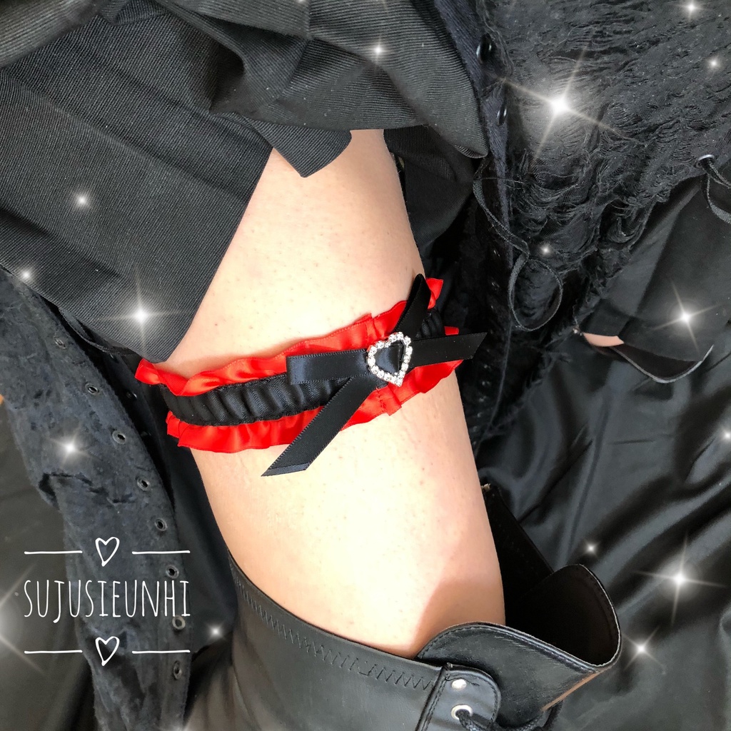 (Loại đẹp, dày dặn)Vòng choker đeo đùi bèo nhún màu đỏ đính nơ và tim gothic