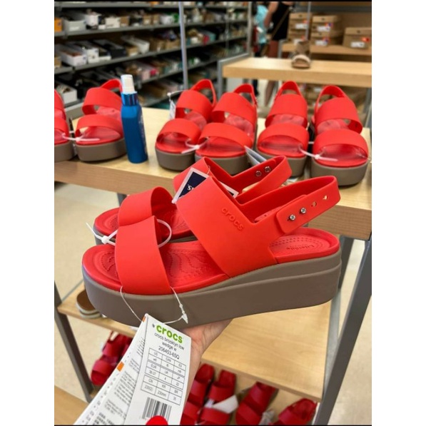 Giày Sandals Crocs màu đỏ đế 5cm dành cho nữ mang siêu êm chân và không thấm nước của Mỹ