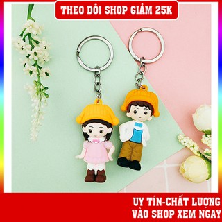 Móc khóa đôi cute bé trai và bé gái áo trắng nón cam cực cưng