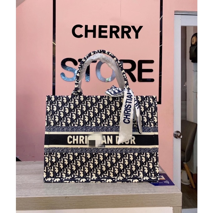 Túi xách DIOR họa tiết size to 40cm kèm tag nơ, có khóa kéo