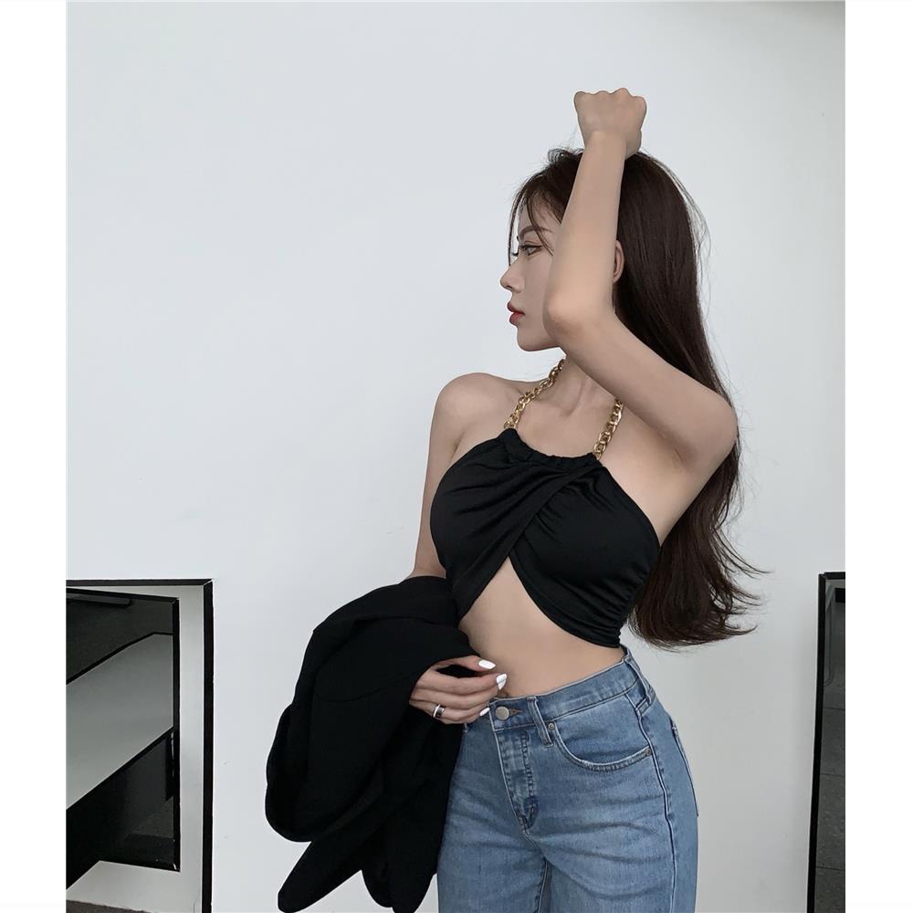 Áo ống màu đen phối chuỗi xích đeo cổ gợi cảm