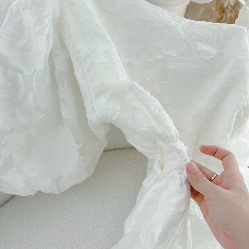 Đầm trắng lệch vai khoét eo