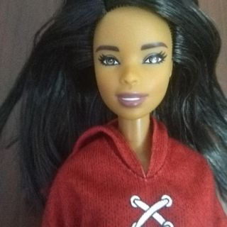 Búp bê Barbie da đen áo đỏ