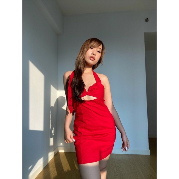 Váy ngắn màu đỏ buộc dây hở lưng khoét ngực The Candy Co