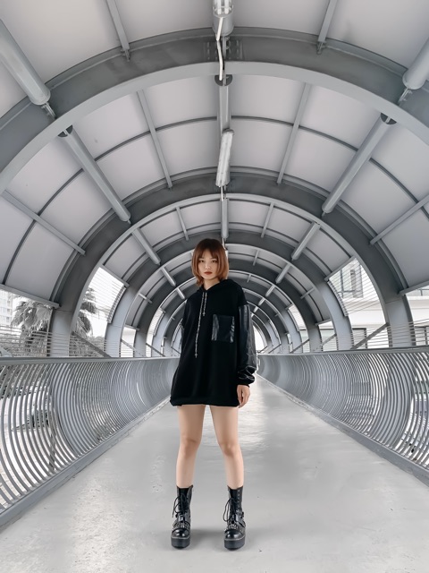 Áo hoodie phối tay da dây xích | BigBuy360 - bigbuy360.vn