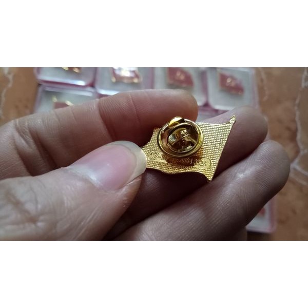 Pin cờ đỏ sao vàng, huy hiệu ngực áo cờ tổ quốc.