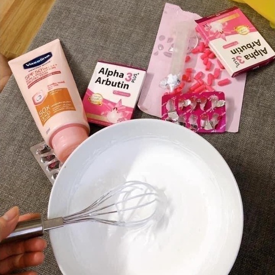 Combo dưỡng trắng da toàn thân - Vaseline 50x và muối tắm bò Spa Milk Salt Thái Lan