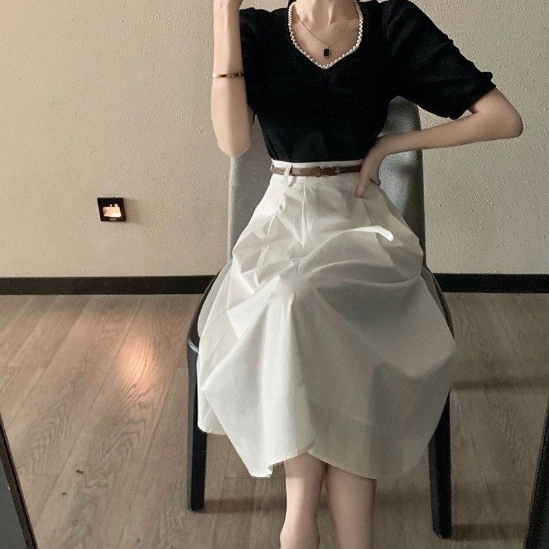 2022 Xia Ji Hepburn white half skirt small suit V-collar blouse fashion fried street network celebrity two-piece set
