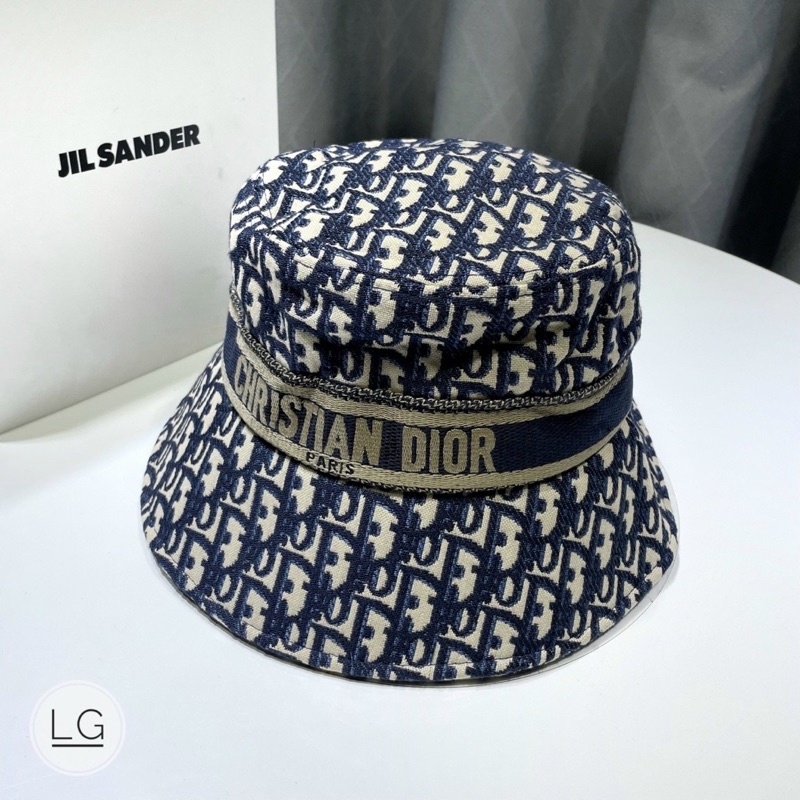 Cặp mũ bucker và lưỡi trai dior đai thêu