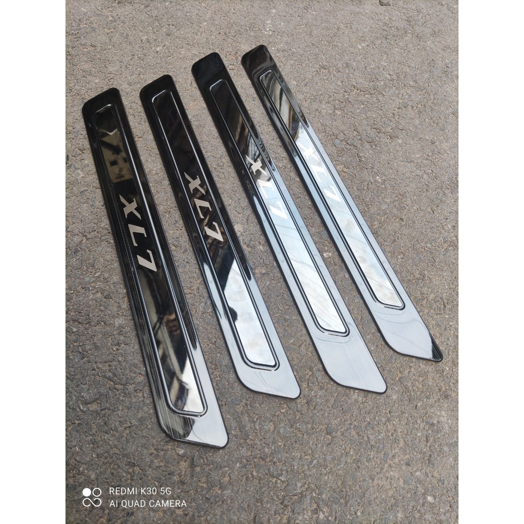 Ốp Bậc Cửa Xe Suzuki XL7  2019 2020 2021 2022 2023 mẫu Titan