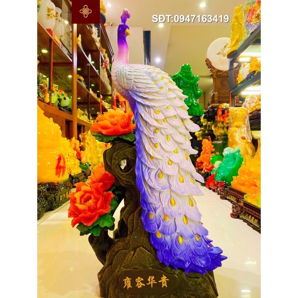 Tượng Con Công  bên hoa mẫu đơn phong thuỷ