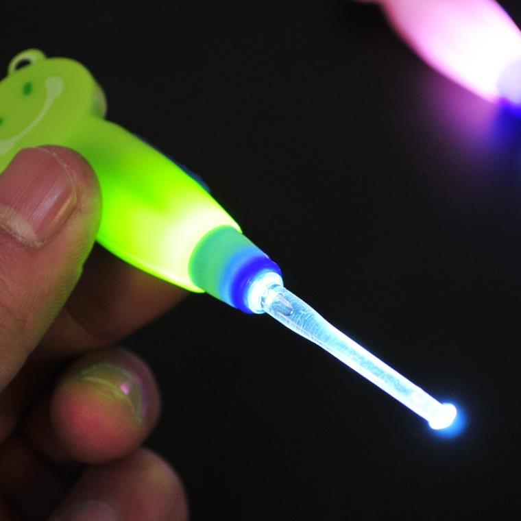 Que Lấy Ráy Tai Hình Thú Có Đèn Led Làm Sạch Tai Tiện Lợi