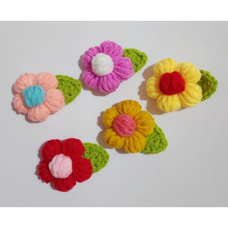 Pin cài hoa len có lá