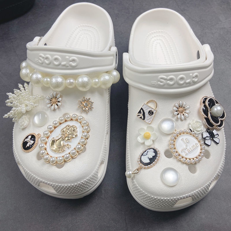 Hạt Charm Hình Đôi Giày croc Dùng Làm Phụ Kiện Giày Cho Nam Và Nữ