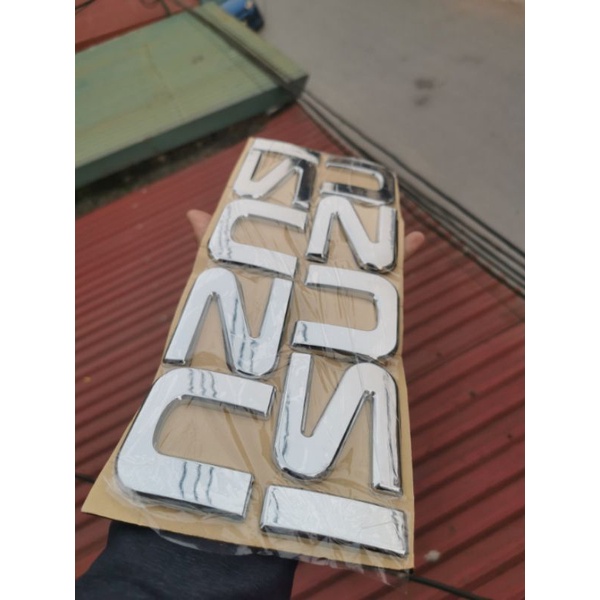 Chữ ISUZU dán đầu xe tải isuzu QKR, cao 6cm.