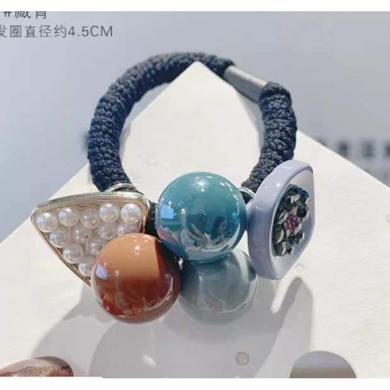 Cột tóc tam giác hot trend.
