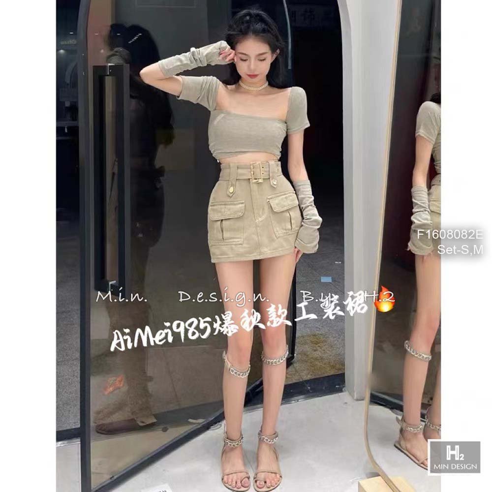 Set áo croptop kiểu rớt vai tay tháo rời kèm chân váy kaki ngắn đắp hai túi hộp trước có lót quần trong
