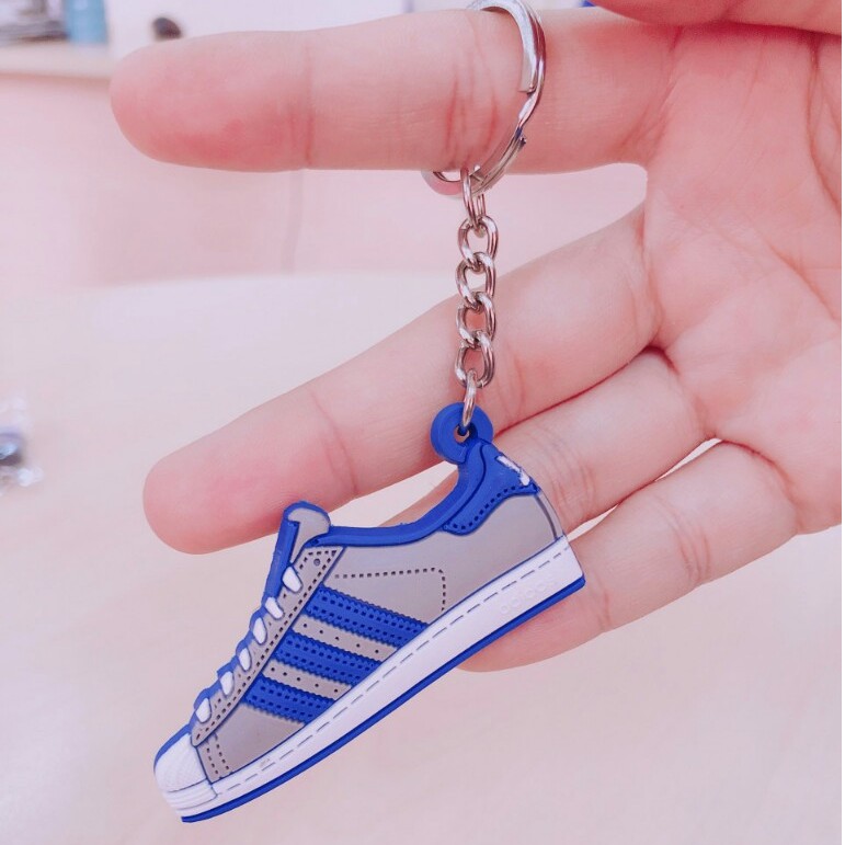 Móc khóa hình giày nhỏ xinh màu xám