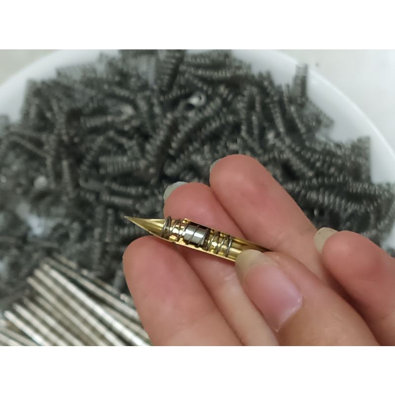 Lò xo nam châm giữ mực cho quản  inox