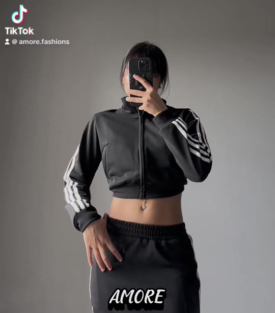 Áo khoác Nữ Croptop Nỉ 3 Sọc tay dài AMORE | BigBuy360 - bigbuy360.vn