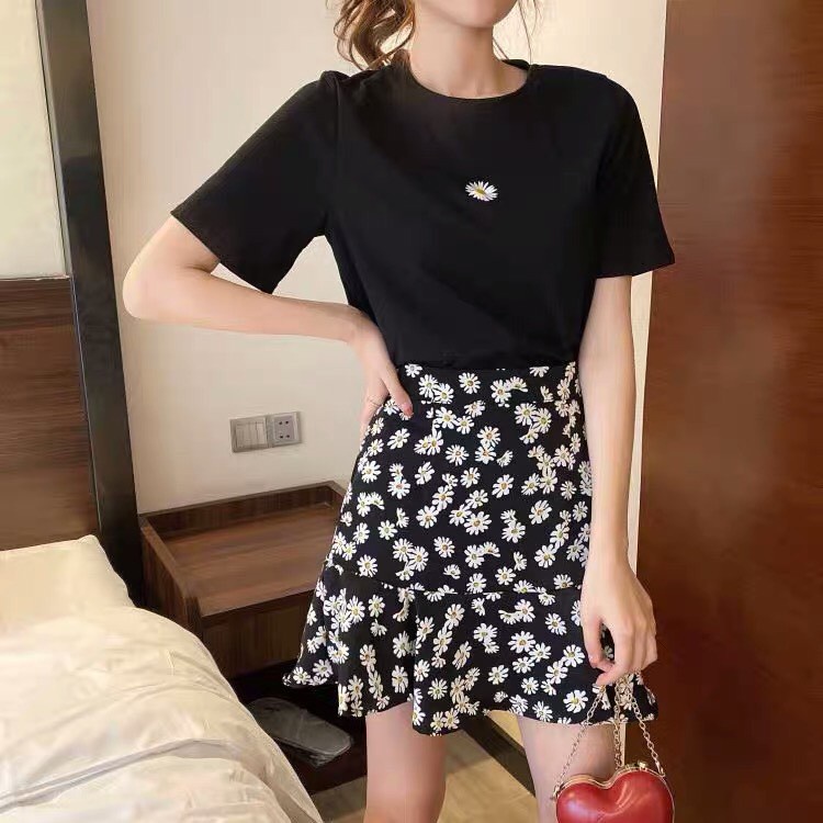 SET BỘ CÚC HOẠ MI CHÂN VÁY VÀ ÁO THUN DAISY TRẮNG ĐEN ULZZANG - CHÂN VÁY ĐUÔI CÁ NGẮN HOA CÚC XOÈ MÀU ĐEN HOT