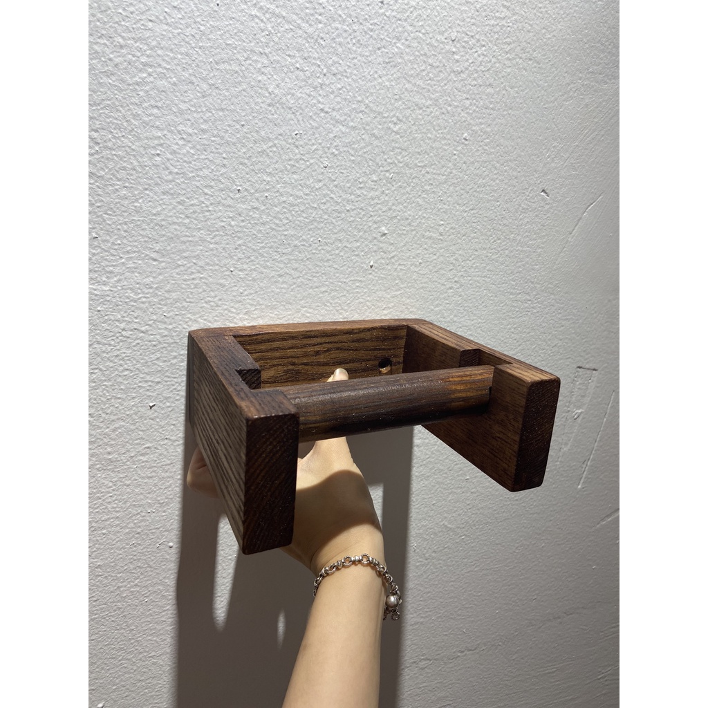 Giá treo cuộn giấy vệ sinh bằng gỗ thông kệ treo giấy vệ sinh decor phòng tắm