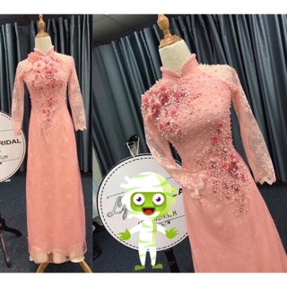 Áo dài cô dâu hồng dâu đẹp kết hạt trai tinh sảo, toát lên vẻ đẹp kiêu sa, sang trọng.
