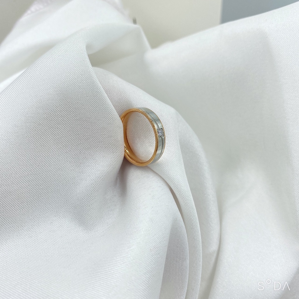 [FreeShip] Nhẫn nữ Titan rãnh xiên đính đá J4-209 - CAM KẾT KHÔNG BAY MÀU