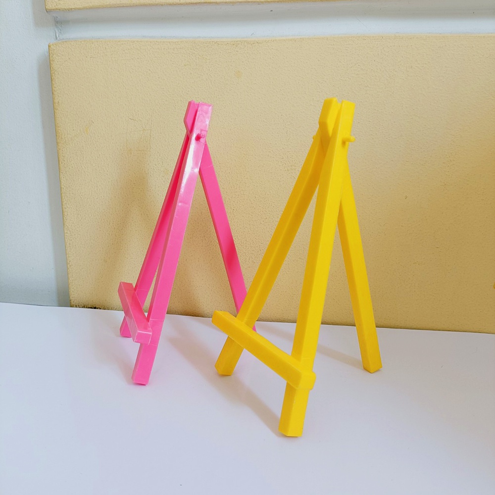 1 Giá đỡ nhựa mini màu hồng, vàng dùng để trang trí góc học tập, làm việc