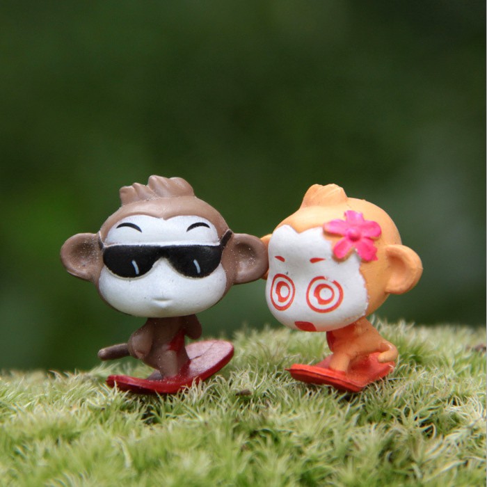 Combo đôi khỉ nhỏ chơi lướt ván dùng trang trí tiểu cảnh, terrarium móc khóa