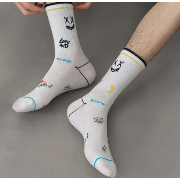 Vớ hoạ tiết cổ cao Nam Nữ phong cách thể thao, trẻ trung, năng động.