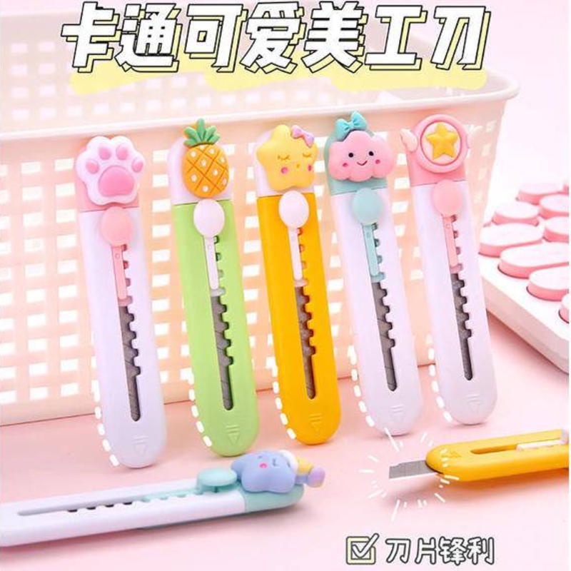 ⭐ iLado ⭐ 【1 PC】 Dao tiện ích dao mini Dao Rọc Giấy Bỏ Túi dao rọc giấy mini Mini móc khoá cute anime In Họa Tiết Hoạt Hình chất lượng cao Tiện Lợi Cuộn Rút dụng cụ mở thùng carton trang trí di động