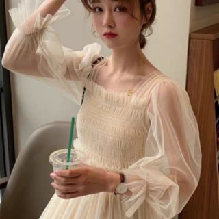 Váy ren cổ vuông