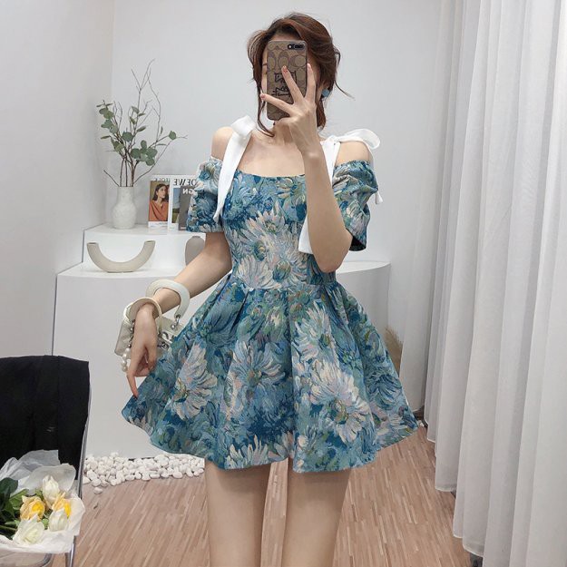 ĐẦM HOA XANH CỔ VUÔNG VỚI DÂY NƠ Ở TAY (V1149)