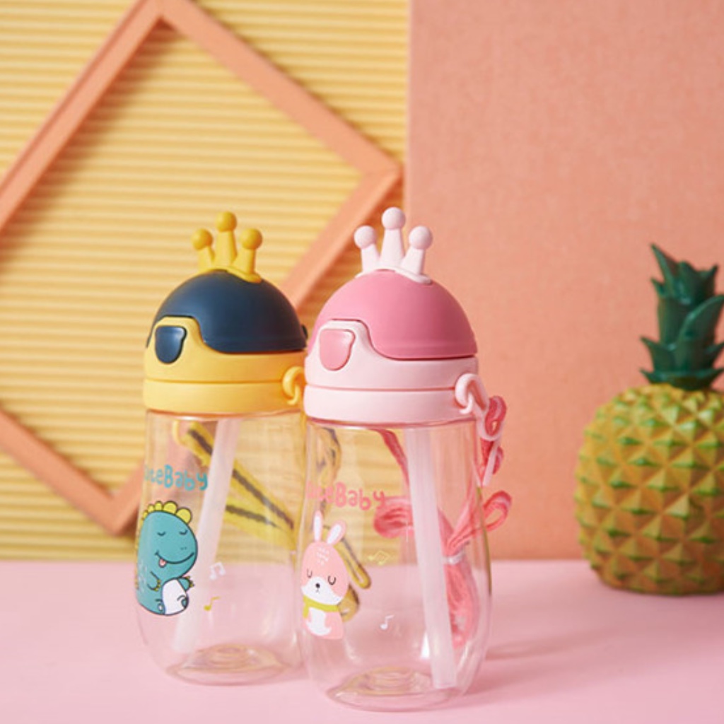 Bình uống nước trẻ em YIN hình vương miện dễ thương dung tich 560 ML có dây đeo chéo nắp bật tiện ích.
