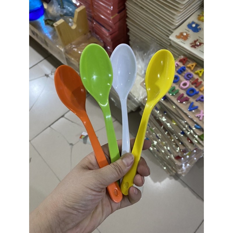 sét 10 thìa nhựa cho bé (2 cỡ to và nhỏ)