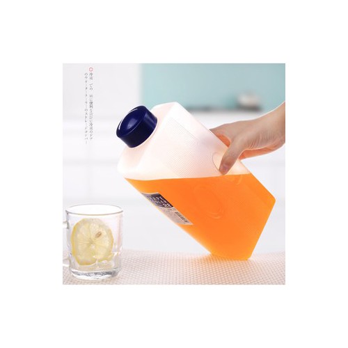 Bình nước nhựa 2 lít, bình nhựa đựng nước của Nhật, nhựa trong suốt. Đựng nước nóng hay lạnh. 11,9x8,6cm cao 26,8cm K705