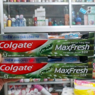 KEM ĐÁNH RĂNG COLGATE MAXFRESH 225G TẶNG BÀN CHẢI, THE MÁT VỚI TINH CHẤT THAN TRE GIÚP RĂNG TRẮNG SÁNG