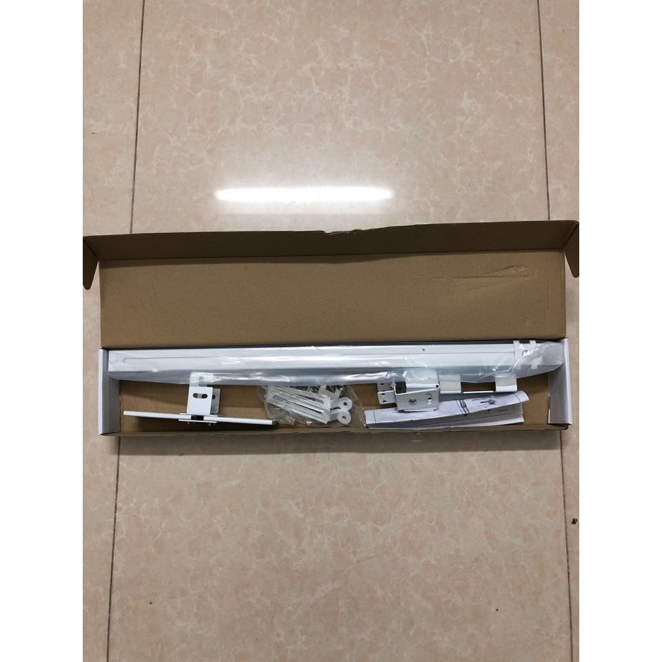 Giá treo máy chiếu 1M. Chuyên dùng lắp đặt cho không gian lớp học, văn phòng, phù hợp với đa số máy chiếu