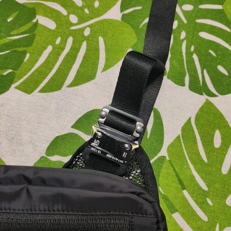 Túi đeo ngực 1017 ALYX 9SM buckled messenger bag ss20