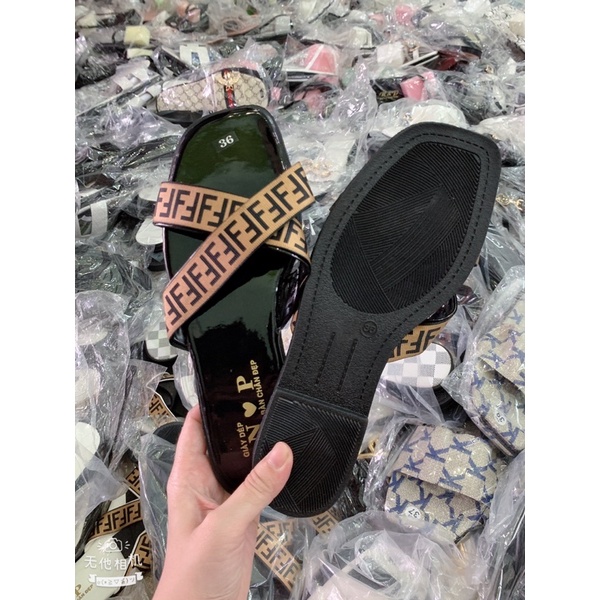 dép quai chéo đen fen dy nền trắng đầu tròn. bao bền đẹp. nắng mưa đều mang được. cam kết như hình. ( hình tự chụp )