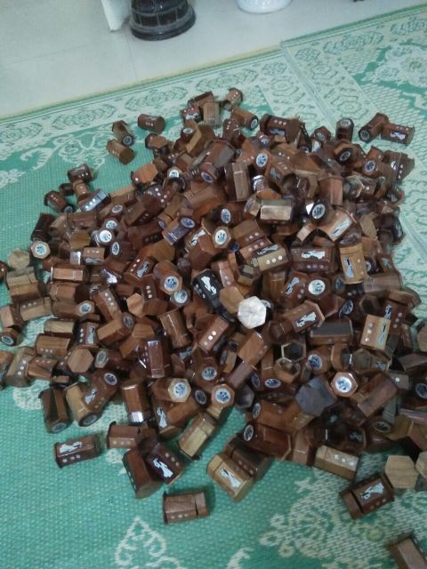 Lộ tăm hình cô gái - gỗ hương