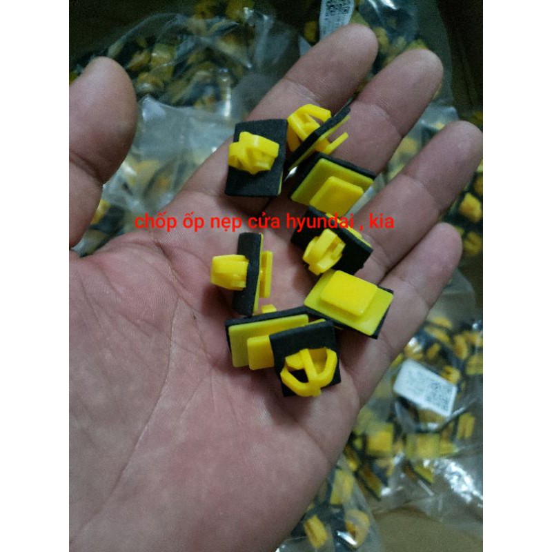 chốt nhựa đinh tán nhựa ốp cửa vè xe hyundai