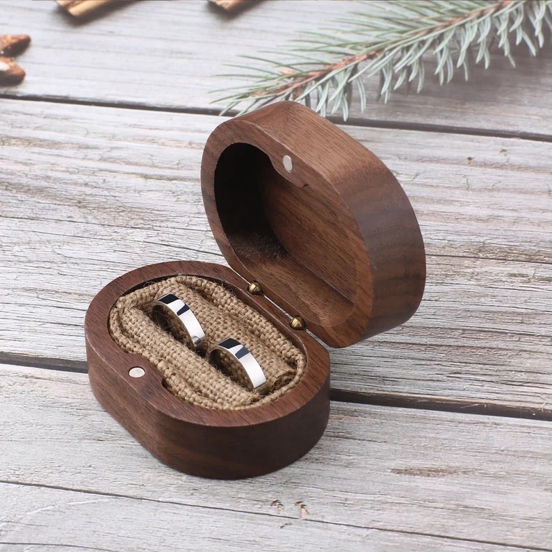 Hộp đựng nhẫn cưới, nhẫn cầu hôn hình oval Thegioipuzzle được khắc lazer thiết kế theo yêu cầu cao cấp